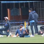 मैच के लिए अभ्यास करते खिलाड़ी।