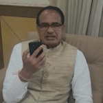 यूक्रेन से लौटे बच्चों से फोन पर चर्चा करते सीएम चौहान