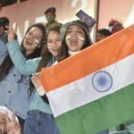 धर्मशाला क्रिकेट स्टेडियम में मैच का आनंद लेते हुए युवतियां।