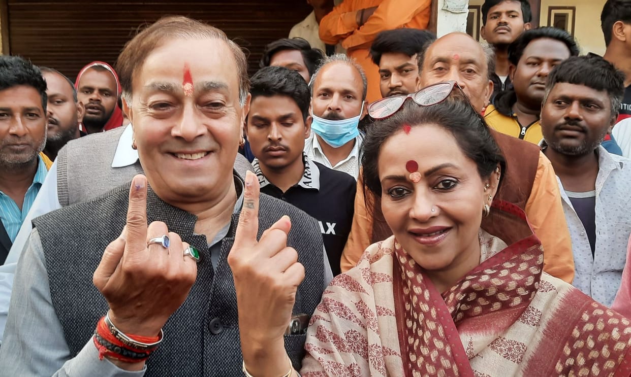 Candidates cast their votes before visit