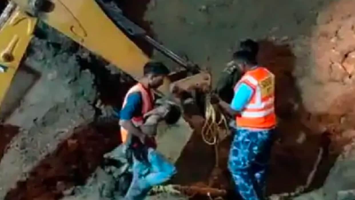3 year old child fell in borewell while playing in Damoh, sound of save mummy from inside the pit,