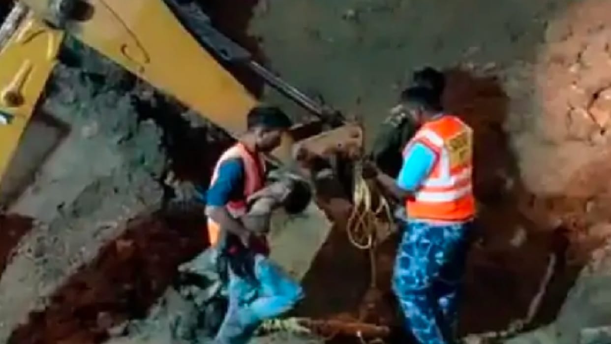 3 year old child fell in borewell while playing in Damoh, sound of save mummy from inside the pit,