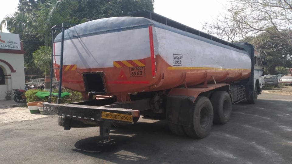 Police arrested two smugglers for smuggling liquor in film Pushpa style