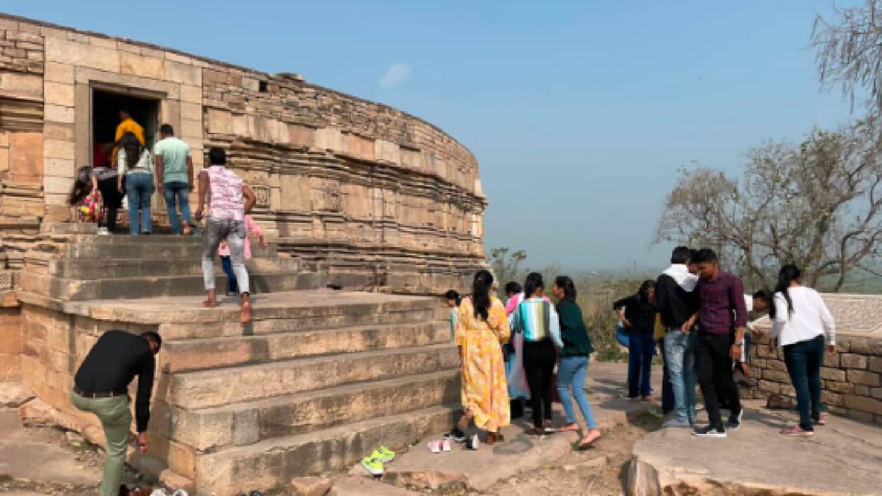 Gwalior: Students of Jiwaji University got to know the splendor and history of the historical places of Morena district