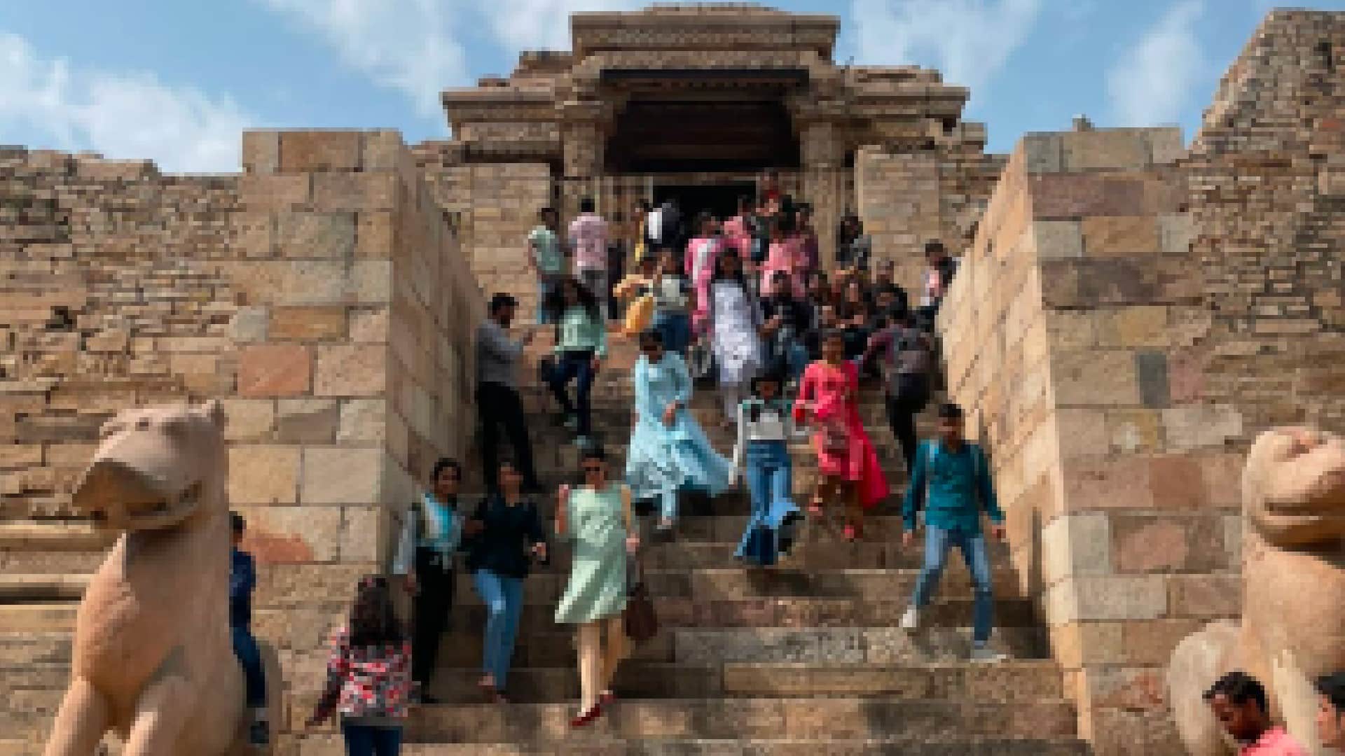 Gwalior: Students of Jiwaji University got to know the splendor and history of the historical places of Morena district