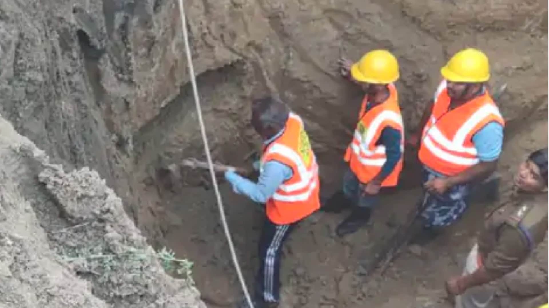 3 year old child fell in borewell while playing in Damoh, sound of save mummy from inside the pit,