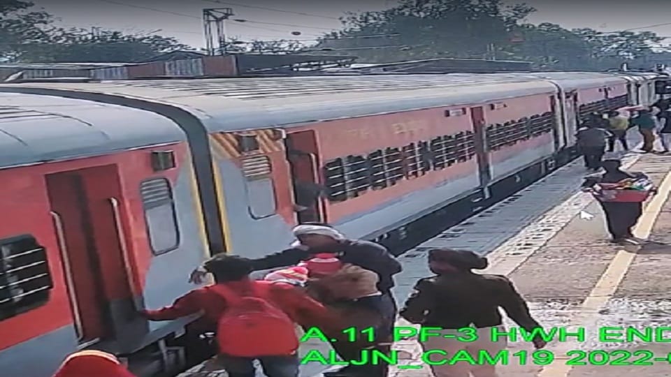 rpf women constable saved two passengers life in aligarh