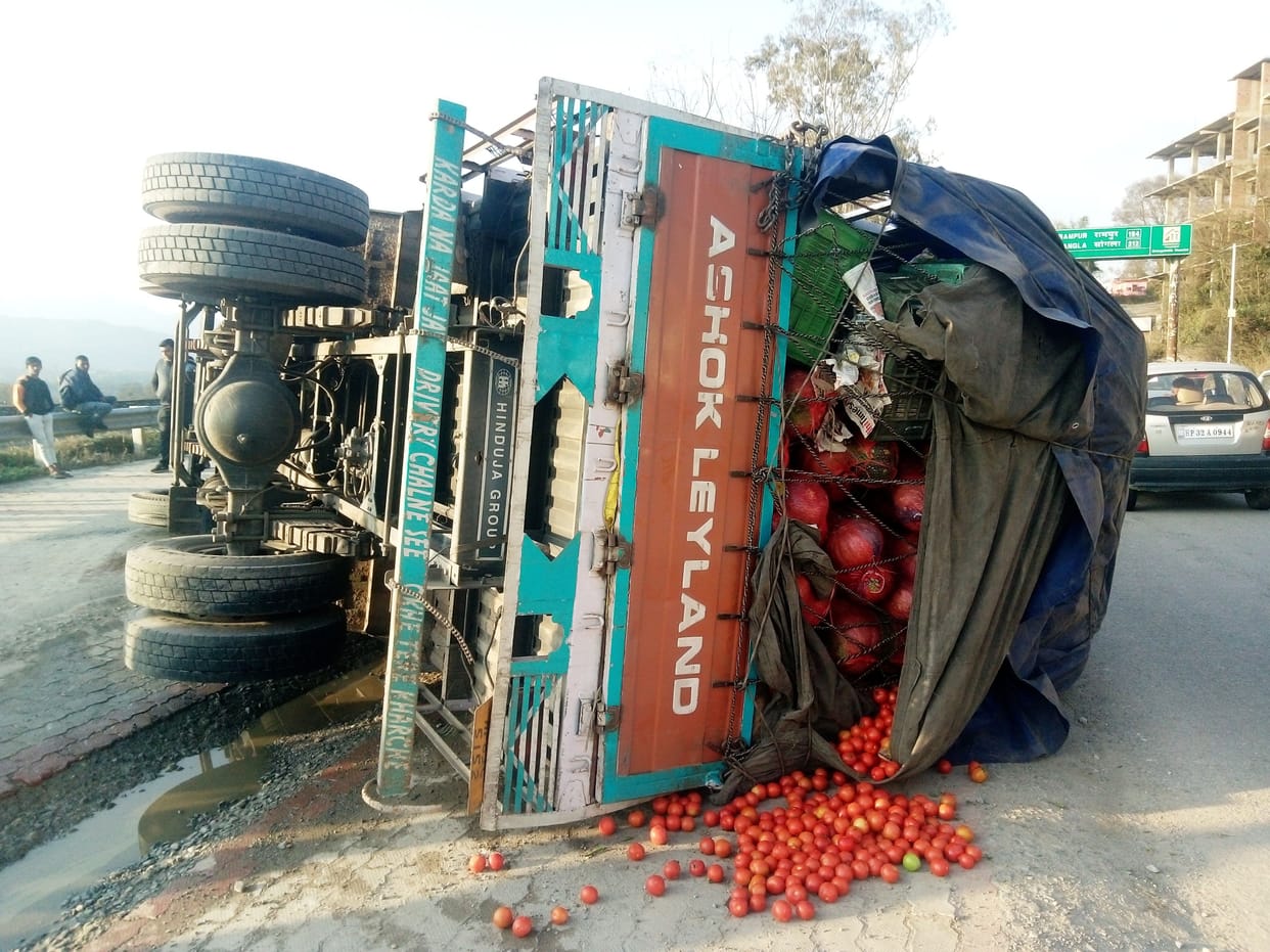 Vegetable truck overturned in Sundernagar