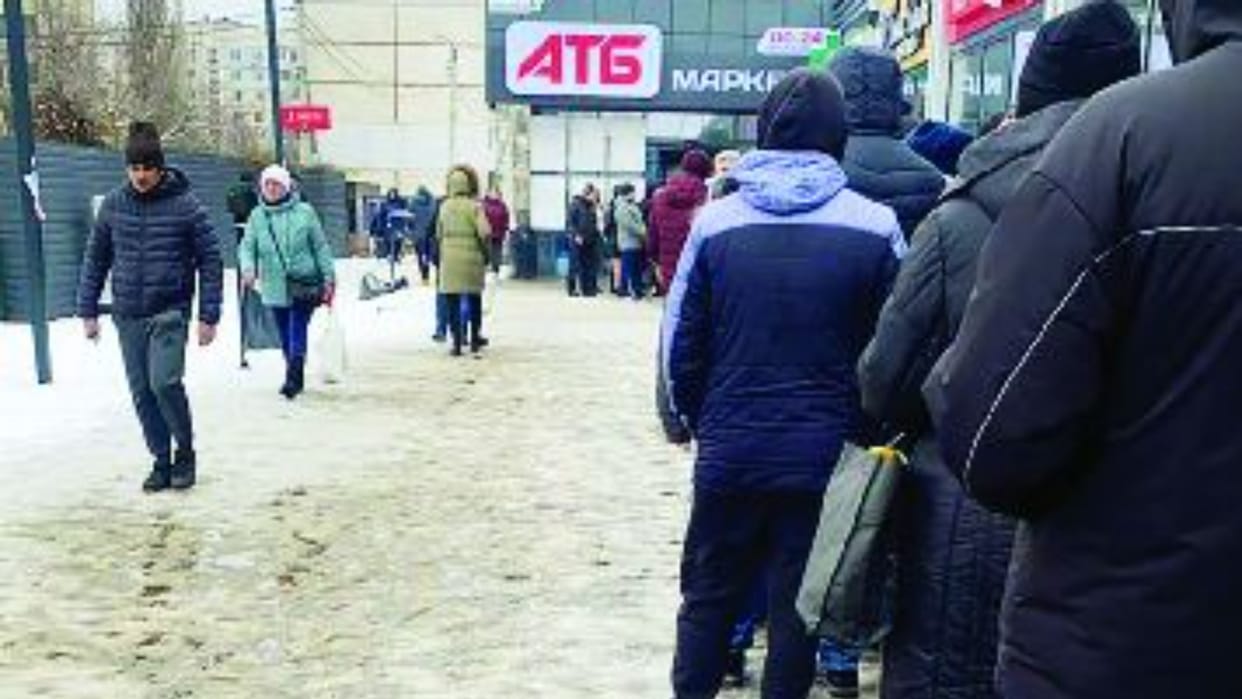 Students trapped in the basement of hostels in Kharkiv, many students left for Poland on foot from Lviv