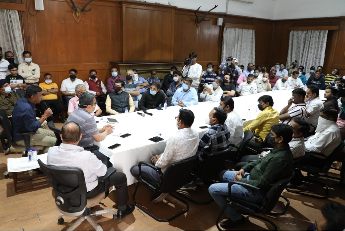 Accusations of recovery on police: Indore administration swung into action after CM's displeasure, called a meeting and heard the problems of traders