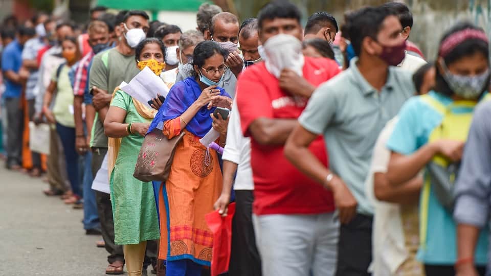 Corona Alert: People rushing hospital for vaccination due to fear of increasing infection