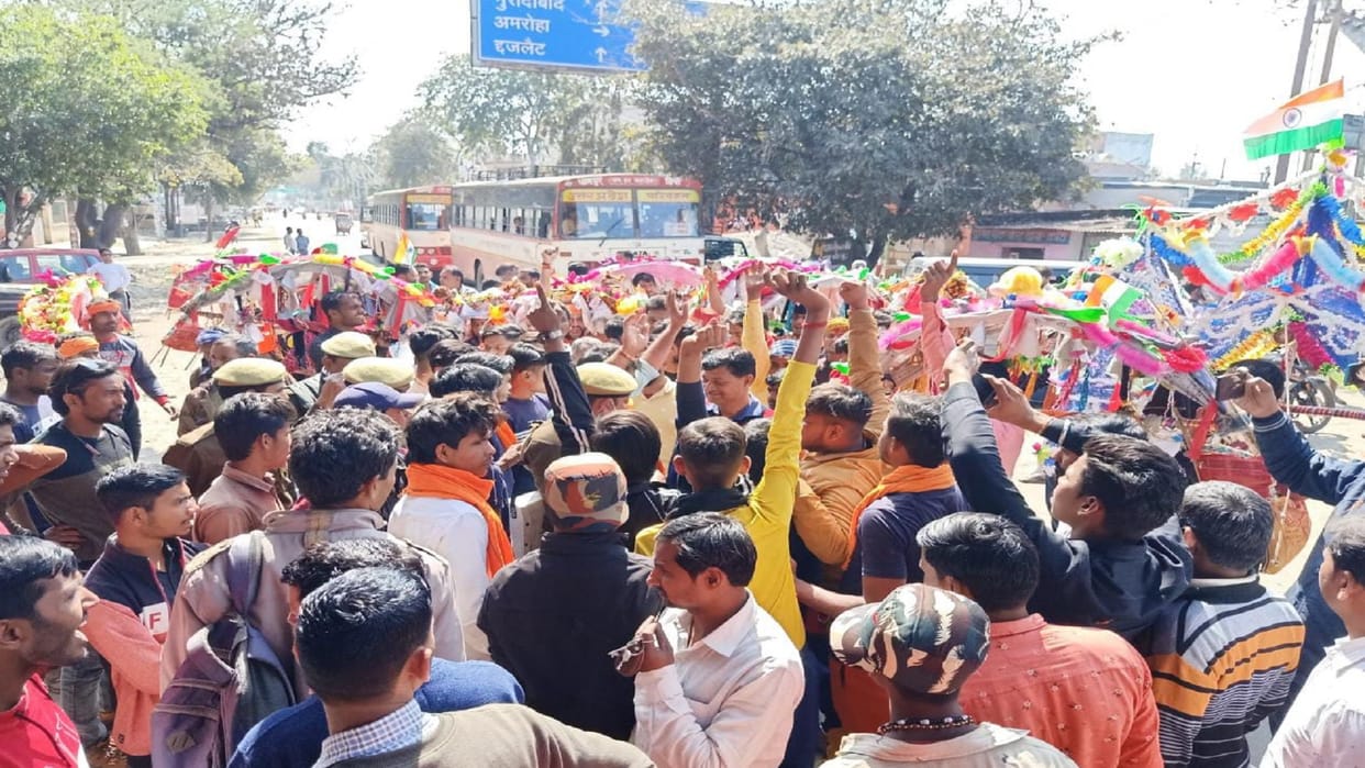 Two kanwariyas injured due to high speed bike collision blocked highway arrangements were made to get Kanwar from Haridwar