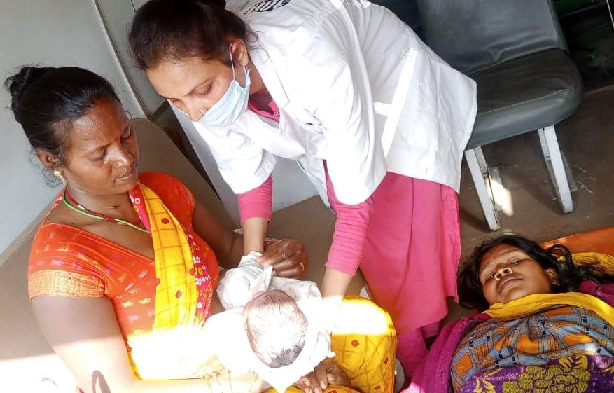 fathepur news,The maternity coming to the hospital was delivered in an ambulance