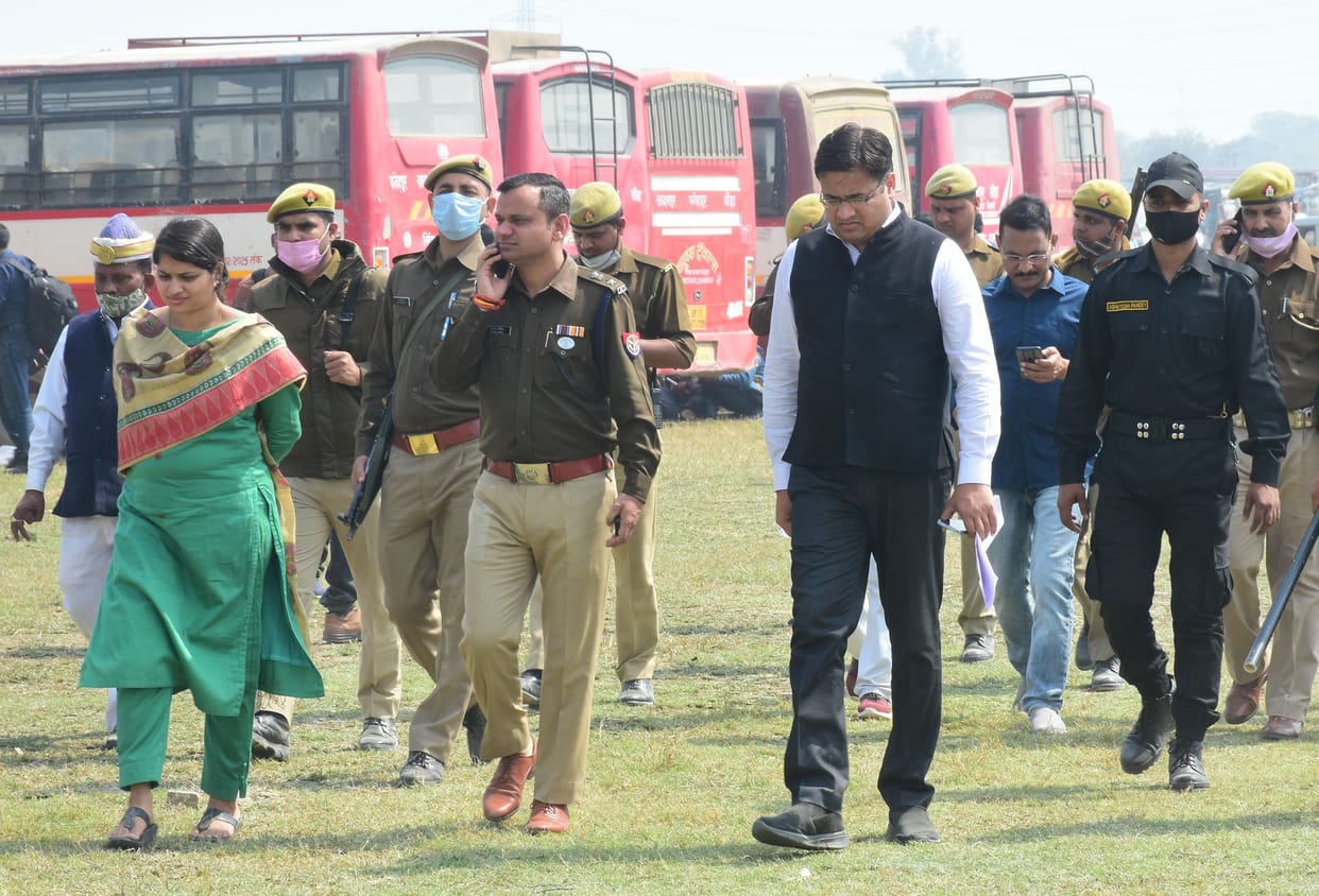 100 company paramilitary forces deployed at sensitive booths