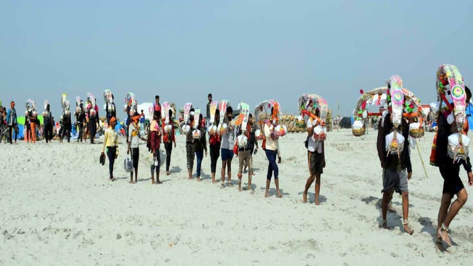 hundreds number of kanwariyas gathering in kanwar mela soron in kasganj
