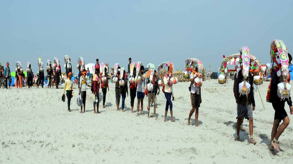 hundreds number of kanwariyas gathering in kanwar mela soron in kasganj