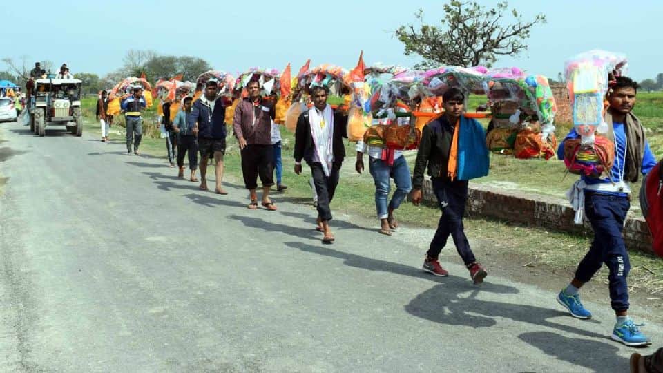 hundreds number of kanwariyas gathering in kanwar mela soron in kasganj