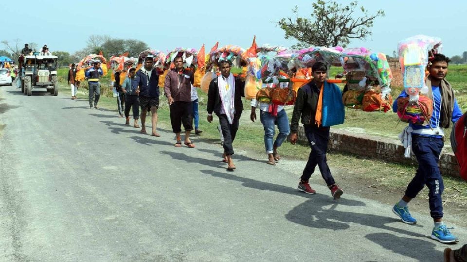 hundreds number of kanwariyas gathering in kanwar mela soron in kasganj