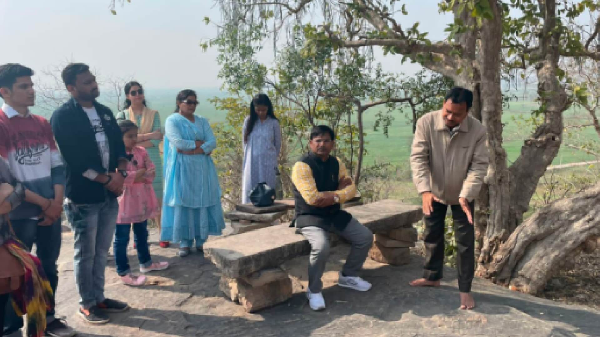 Gwalior: Students of Jiwaji University got to know the splendor and history of the historical places of Morena district