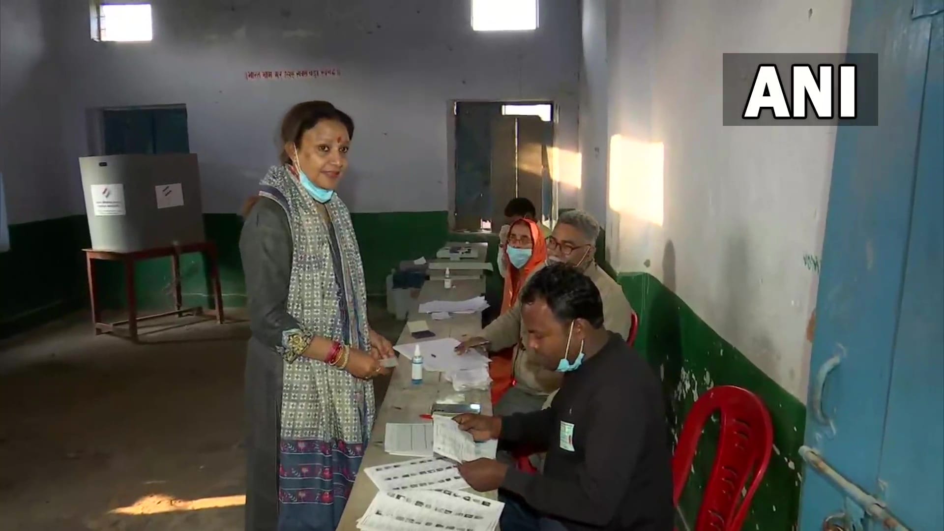 UP Chunav 2022 5th phase voting continues prominent leaders keshav prasad maurya rita bahuguna joshi  cast their vote