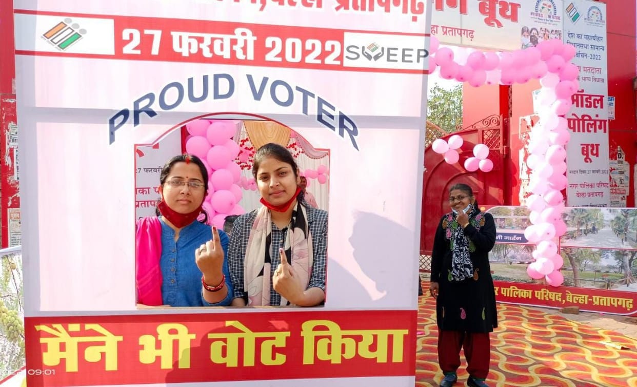Sakhi booth decorated like a bride, people kept getting photographed at the selfie point