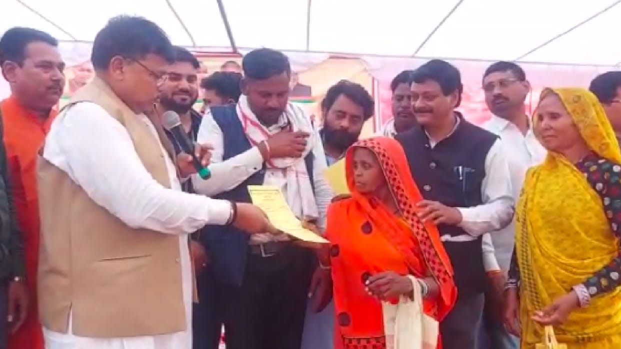 Gwalior: Public problem redressal camp held at Motijheel, faces of elderly people blossomed after getting ration card-pension card