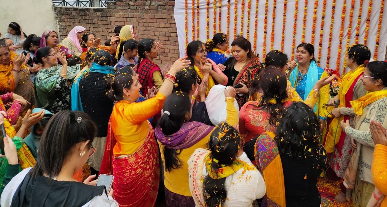 Women devotees played Holi of flowers with Kanha, Kurukshetra