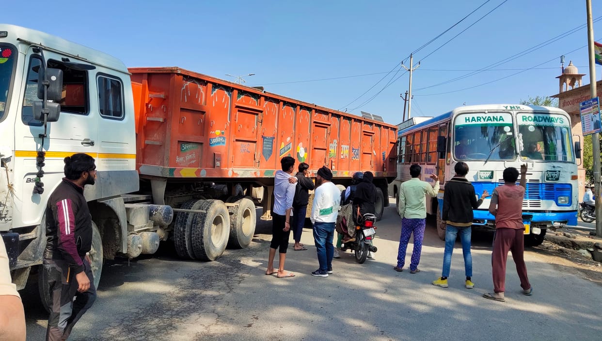 Two trucks collided on the highway, jammed