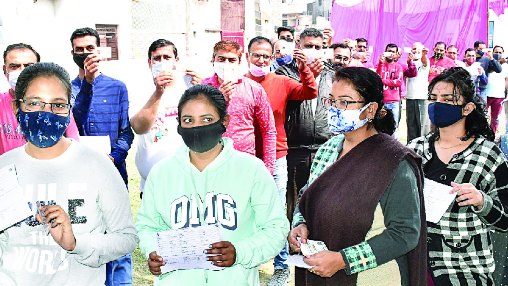 मतदान के लिए लाइन में लगे लोग।