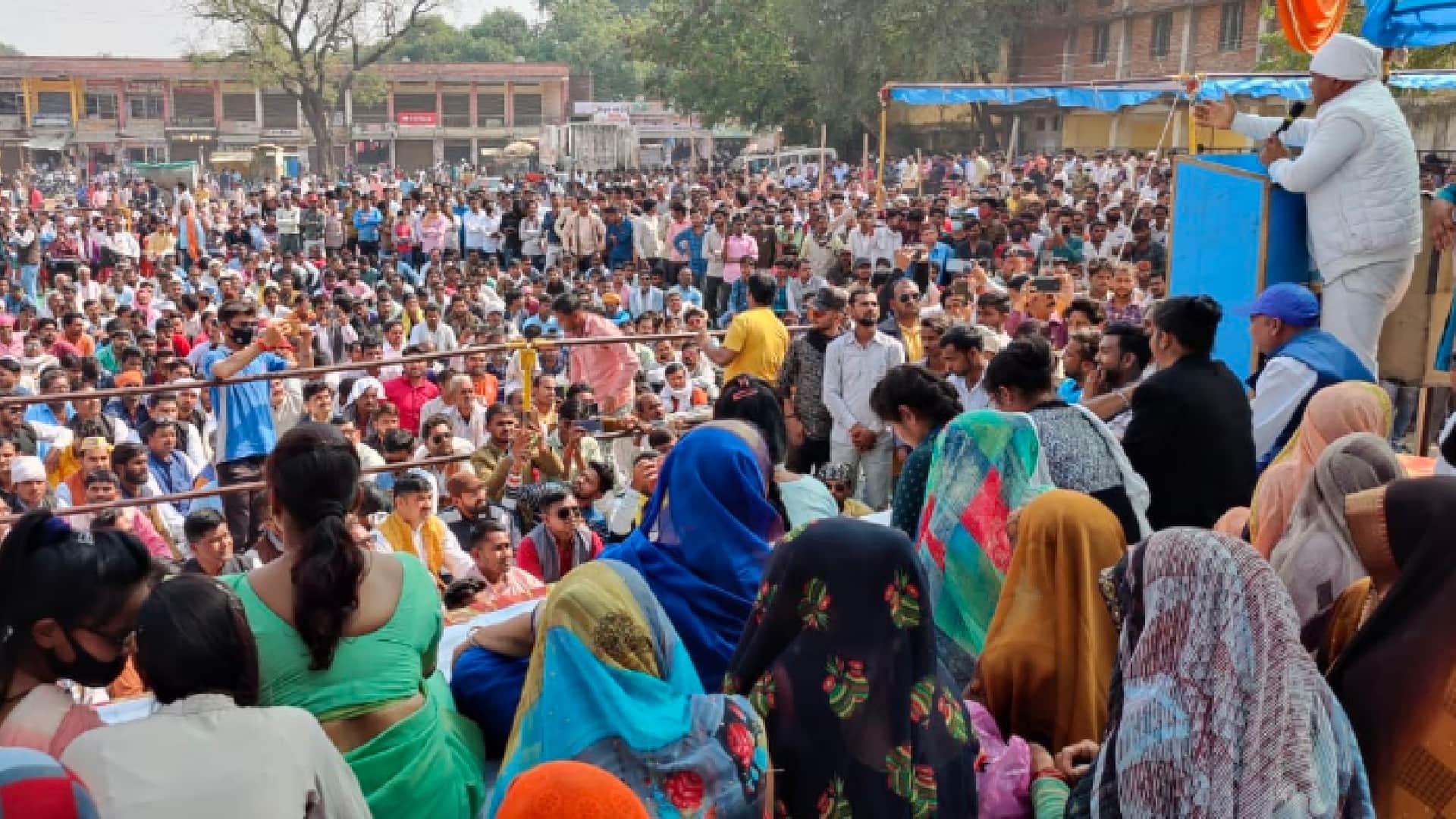 Chhatarpur: Demonstration of OBC society in Chhatarpur, protest against registration of rape case against Baba, MP-MLA on target