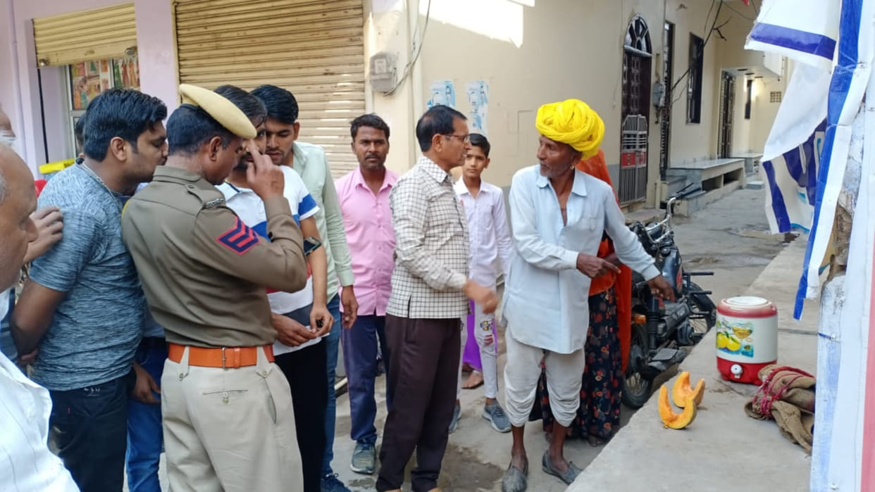 three unknown persons stole 55 thousand rupees from a vegetable seller and ran away in Kekri Saver