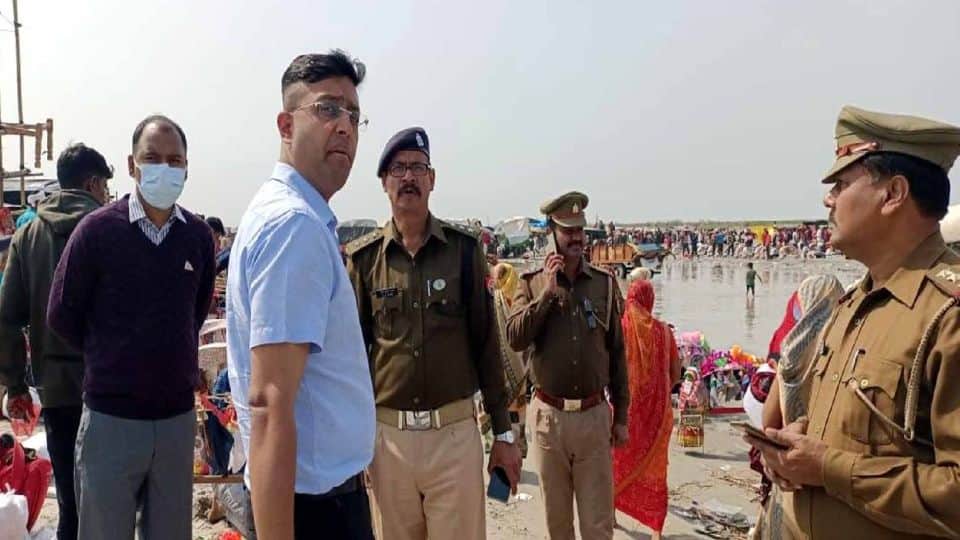 hundreds number of kanwariyas gathering in kanwar mela soron in kasganj
