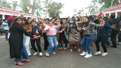Retreat ceremony begins at Octroi post, border resonates with slogans of Bharat Mata Ki Jai