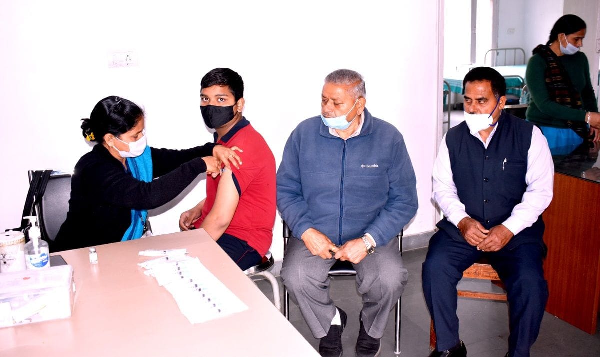 Second dose of Covaccine administered to more than 600 students of Gurukul Kurukshetra
