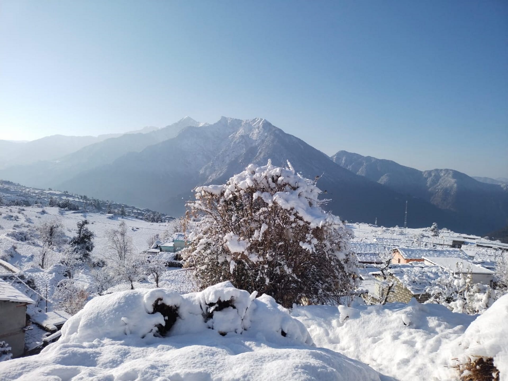 Uttarakhand: Snowfall in mountains, snow covered valleys, see in pictures..