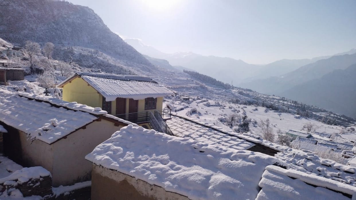 Snowfall: More than hundred villages covered with snow, many roads including Badrinath Highway closed, 13 JCB engaged to open the highway
