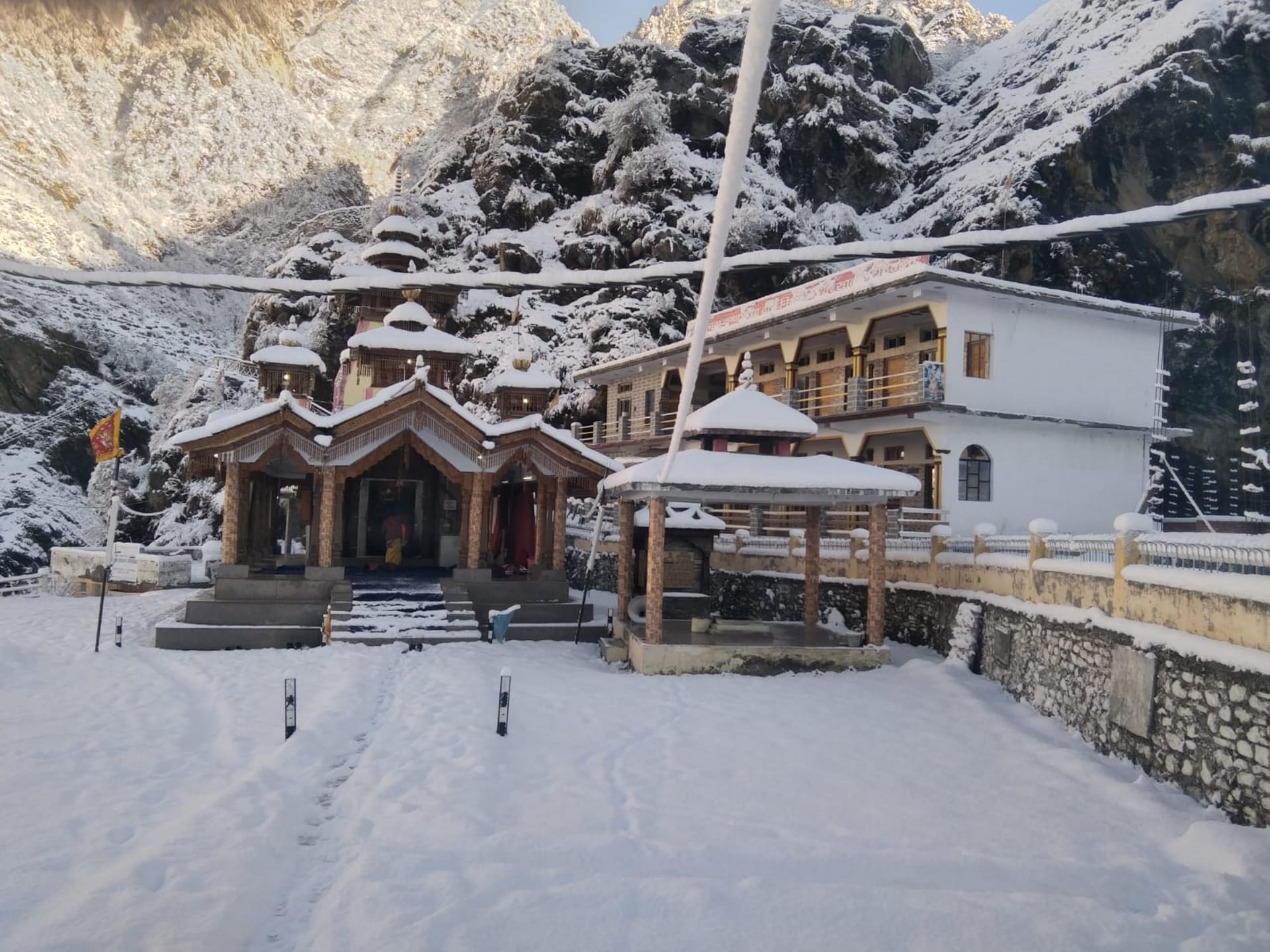 Uttarakhand: Snowfall in mountains, snow covered valleys, see in pictures..