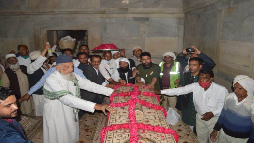 Taj Mahal Hindustani Satrangi Chadar Offers At Taj Mahal On Last Day Of Shahjahan Urs in Agra