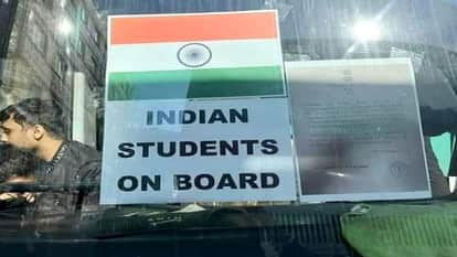 बस पर लगा तिरंगा झंडा