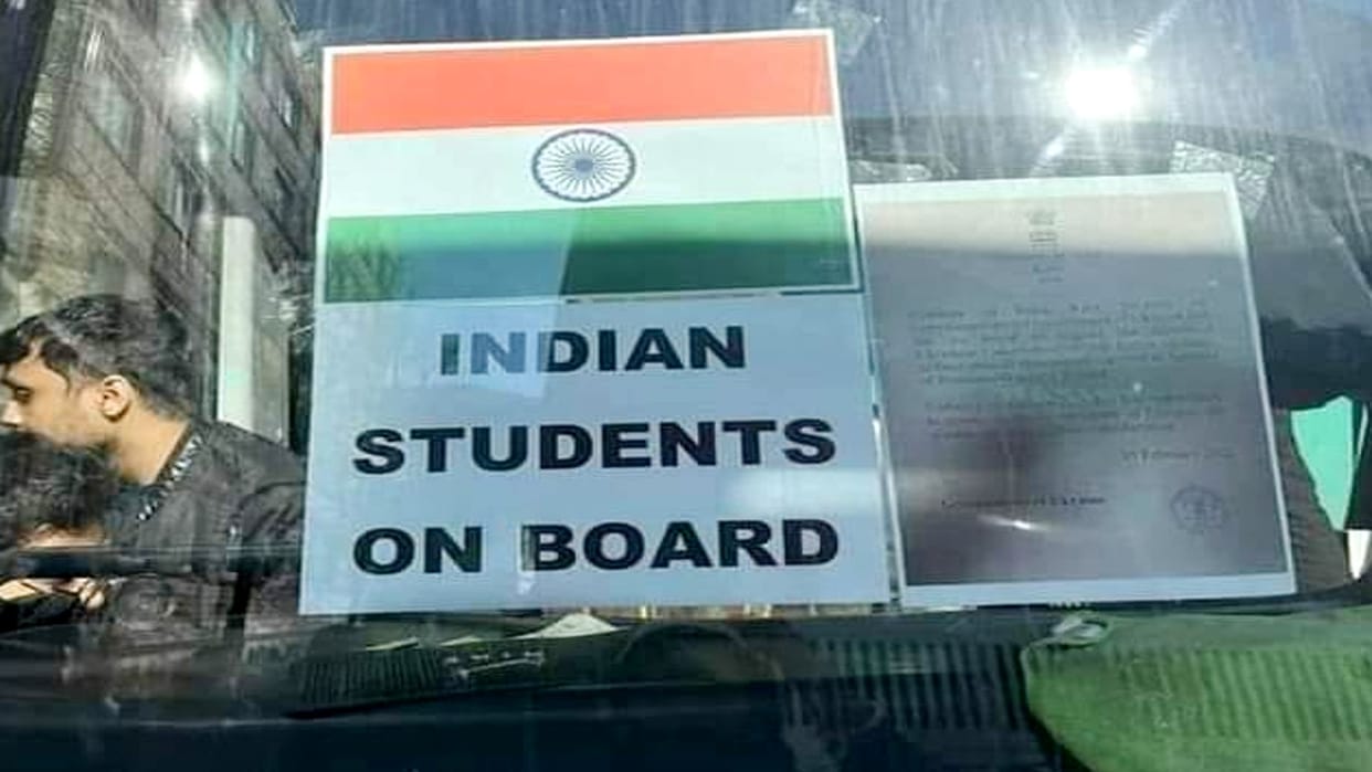 Russian soldiers helped Indian students by seeing the tricolor of Indian national flag
