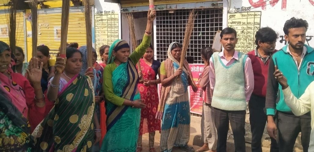 Kanpur dehat : Women troubled by drug addicts demonstrated, demanding removal of liquor contract from the township