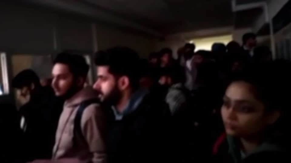 Students stranded on Ukraine-Romania border: Waiting for 15 hours in -3 degree temperature, Romanian soldiers are fighting