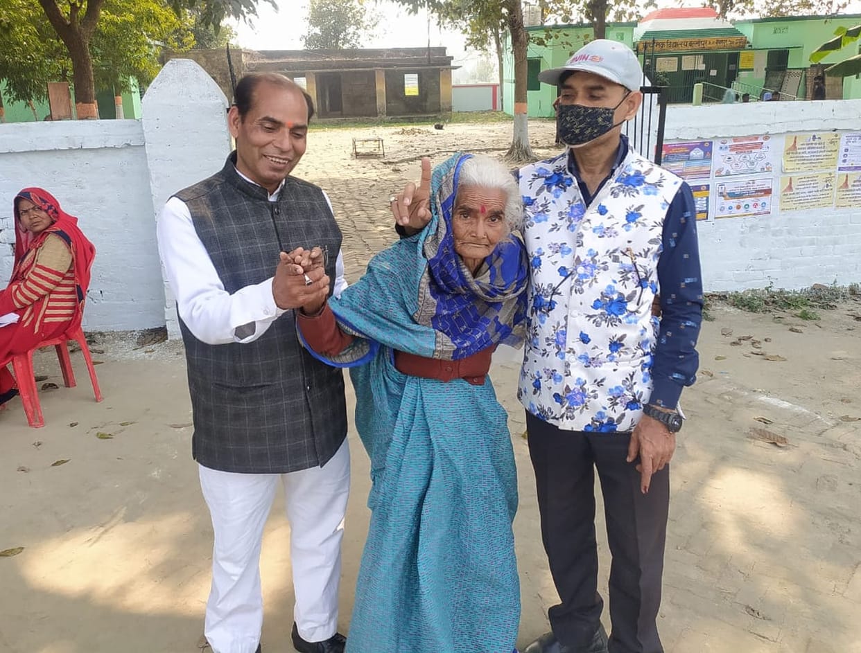Salute to the spirit of elderly voters, even disabled and sick voters are not left behind