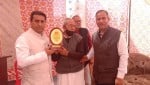 संत गोरा जी महाराज के जन्मोत्सव कार्यक्रम में पूर्व वनमंत्री राजीव जसरोटिया को सम्मानित करते प्