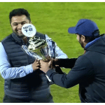 जयदेव शाह को ट्रॉफी देते रोहित शर्मा