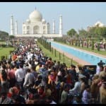 ताजमहल में पर्यटकों की भीड़ (फाइल)