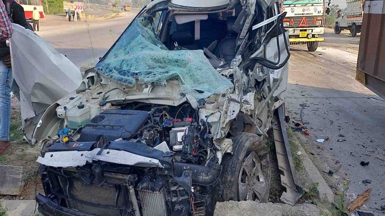 road accident in Fatehpur, One Died and 12 injured