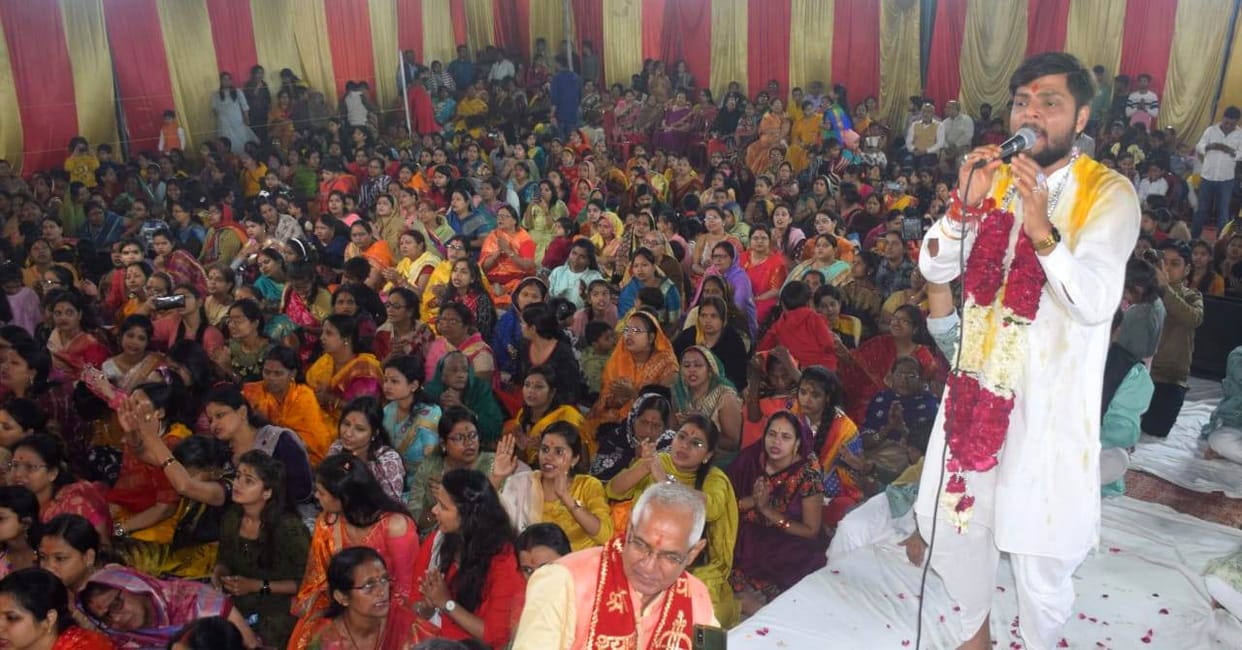 Devotees kept swinging on bhajans late at night in Shyam Mahotsav