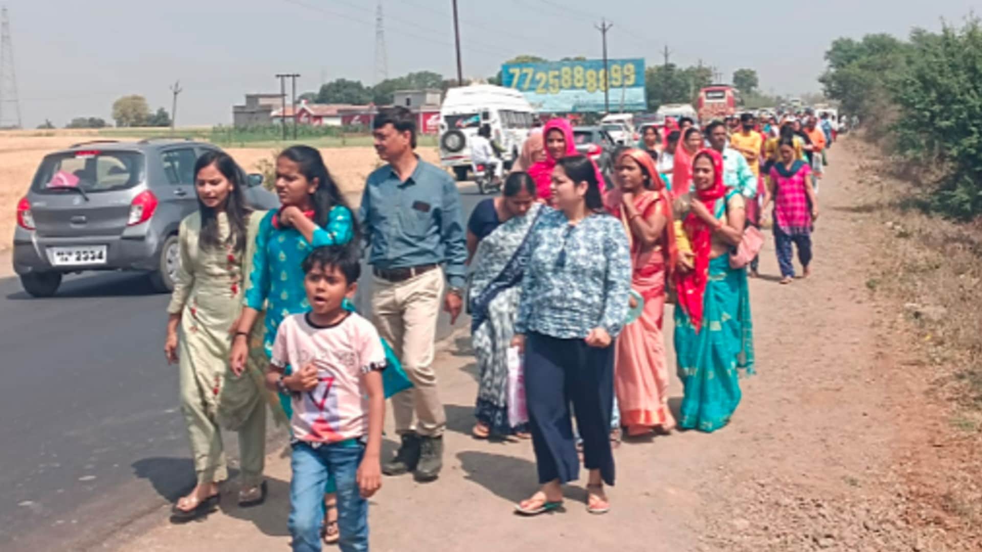 Sehore: More than 3 lakh devotees reached Rudraksh festival, 40 km jammed, thousands of vehicles stranded, now the katha will be online