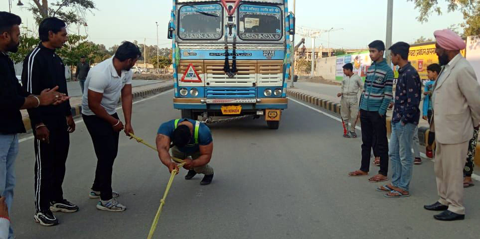 Tajindra dragged 16 tire trucks weighing 70 tons to the back and pulled them for a hundred meters